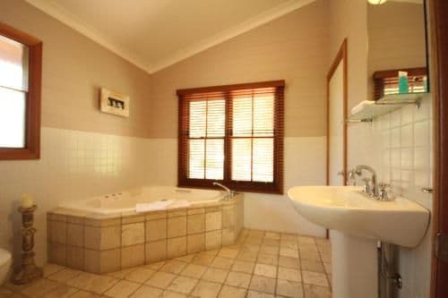 One-Bedroom Retro Cottage - 5