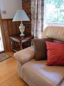 Australian Home Away @ Eltham Venn Cottage0