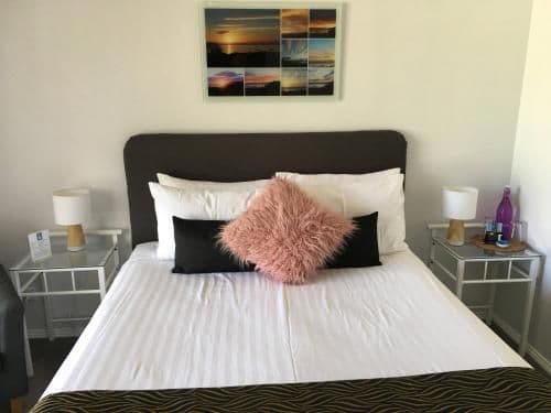 Queen Room-Fuchsia