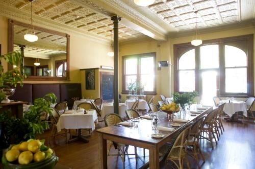 โรงแรมฮีลส์วิลล์ (Healesville Hotel)0