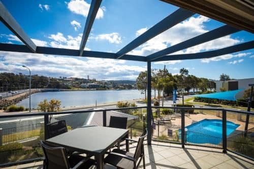 One-Bedroom Apartment with Lake View