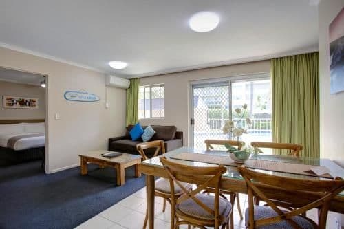 Two-Bedroom Apartment with 1 Queen Bed and 2 Single Beds