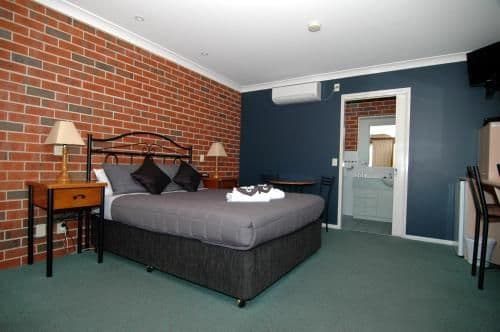 Deluxe Queen Suite with Spa Bath