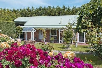 Lakeside Cottage1