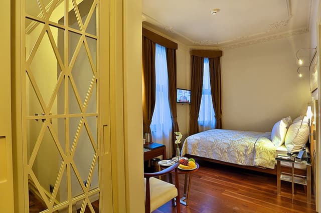 DOUBLE CONNECTING ROOM