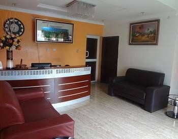 Kings Avenue Apartment1