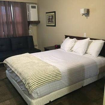 Econo Lodge Inn & Suites Downtown1