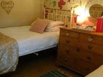 Holly Cottage Vintage B&B1