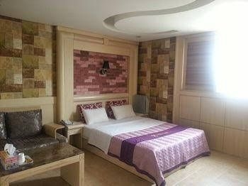 Bally Motel1