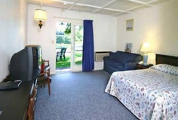 Green Harbor Waterfront Lodging0