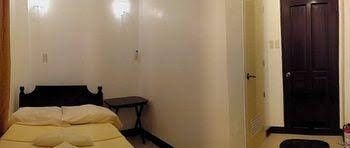 Budget Room Boracay Island Hostel4