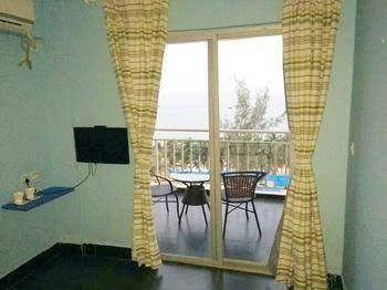 8090 Sea View Room1