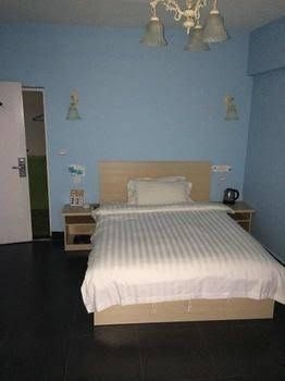 8090 Sea View Room3