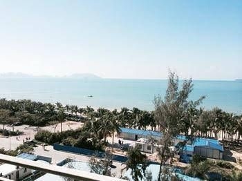 8090 Sea View Room2
