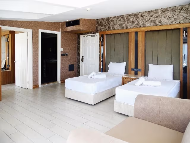 FAMILY ROOM LAND VIEW
