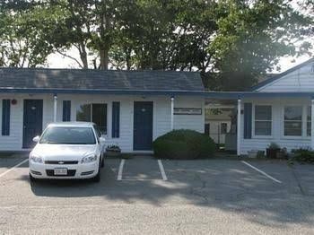 The Hyannis Star Motor Inn2