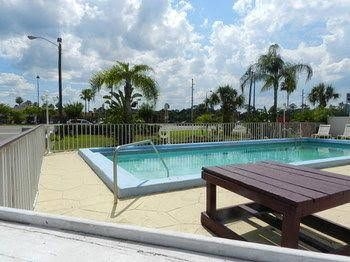 Maple Leaf Inn & Suites3