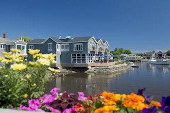 The Boathouse Waterfront Hotel & Marina4