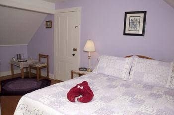Candlebay Inn1
