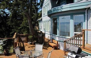 Stones Throw Cottage by BC Island Vacation Homes0
