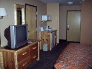 Pine Peaks Lodge and Suites4