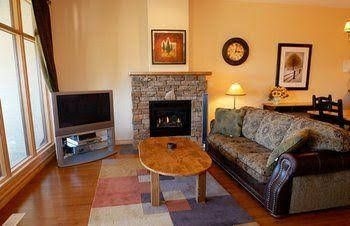 Sullivan Stone Lodge by Rocky Now0