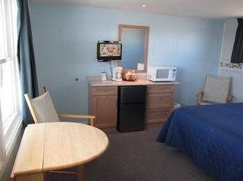 East Harbour Motel & Cottages4