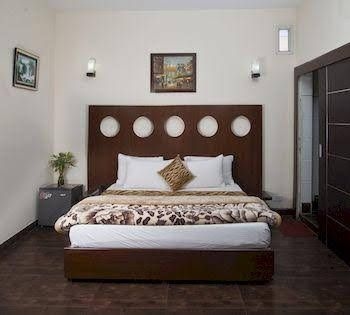 OYO Premium Medanta 22