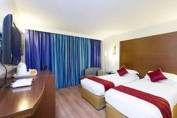 OYO Premium Cunningham Road4