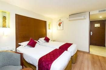 OYO Premium Cunningham Road3