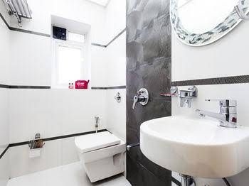 OYO Premium Mumbai Colaba Causeway0