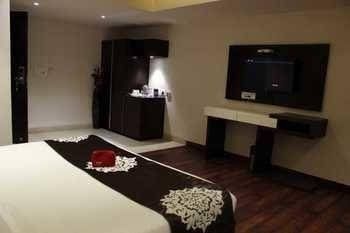 OYO Premium Anand Vihar4