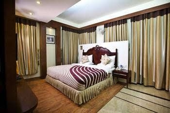 OYO Premium Pitampura3