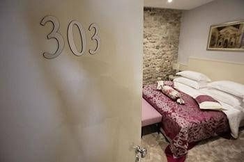 Antique Split Luxury Rooms1