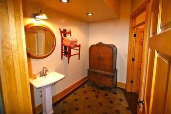 Eagle Crest Lodge1