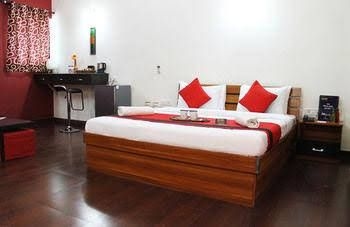 OYO Premium Noida Expressway4