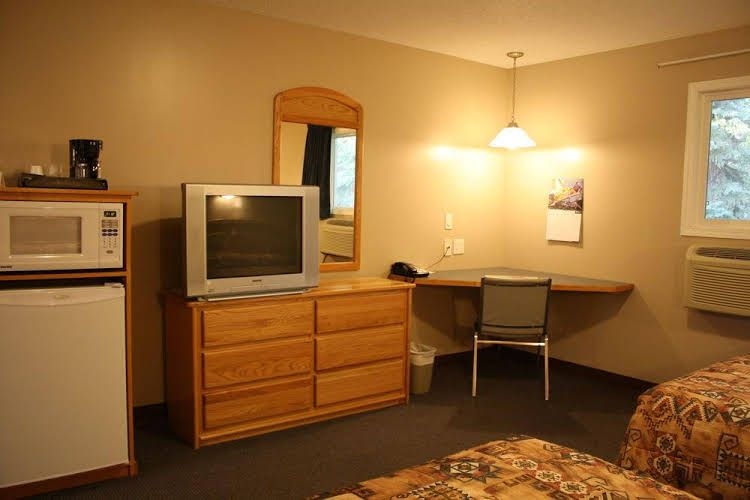 Lamplighter Inn0