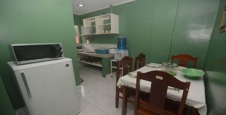 Baranda's Place Apartelle0