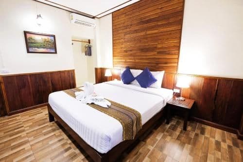 Superior King Room with Corridor View (Interior Window)