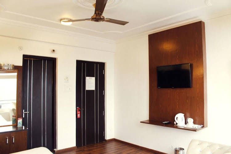 OYO Rooms Bhagsu Waterfall0