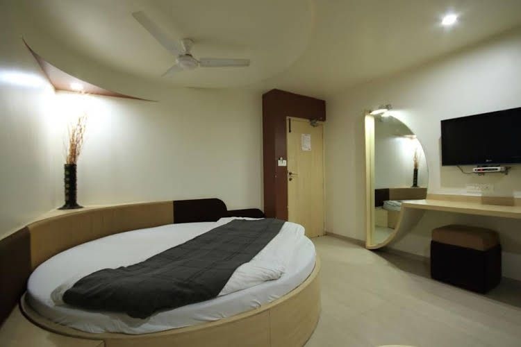 ZO Rooms Lal Darwaza1