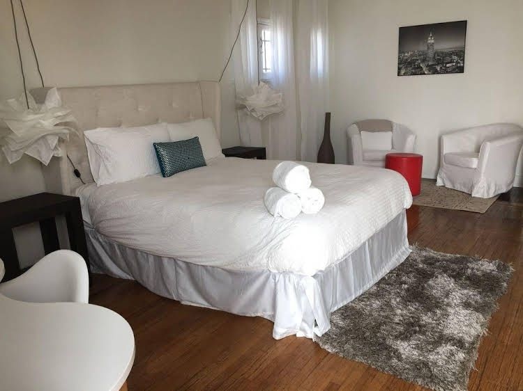 Chic Hollywood Bungalow3