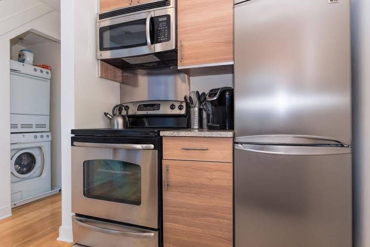 Deedee's Apartments at Regent3