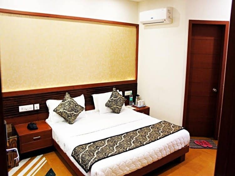 Uddhav Vilas Hotel1