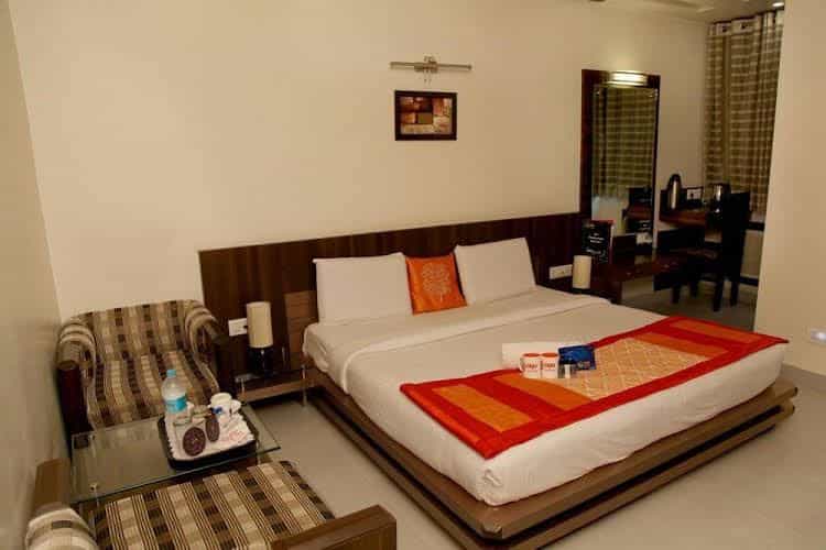 OYO Premium Purshottamdas Tandon Marg