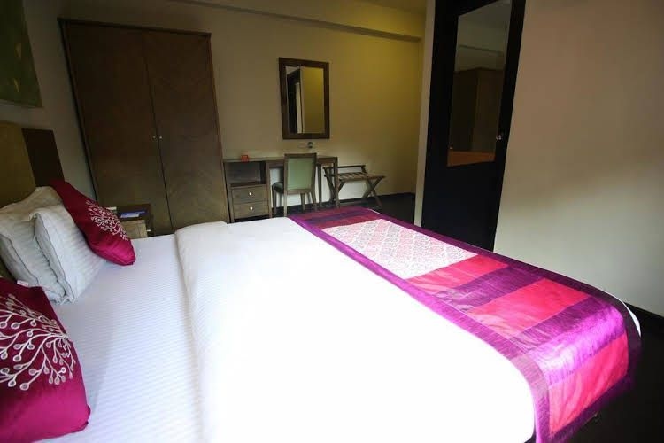 OYO Premium Gujarat College Ellisbridge4