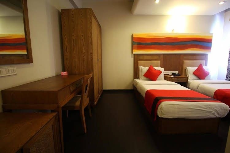 OYO Premium Gujarat College Ellisbridge2
