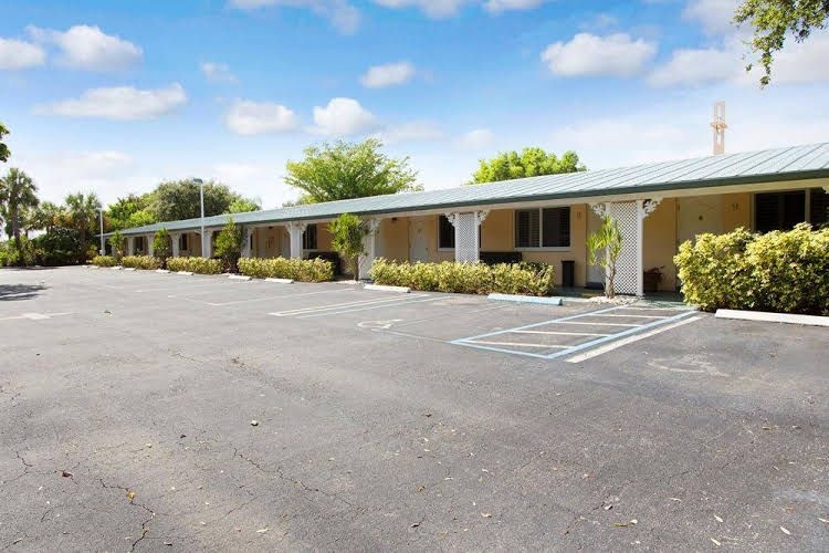 Tequesta Palms Inn2