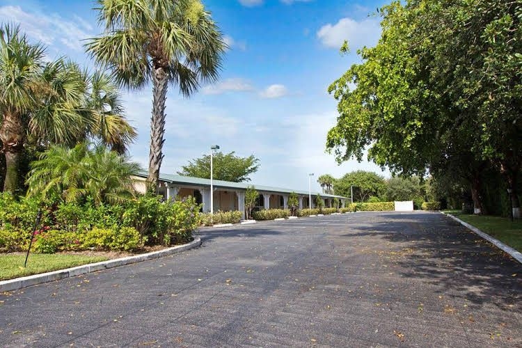 Tequesta Palms Inn1