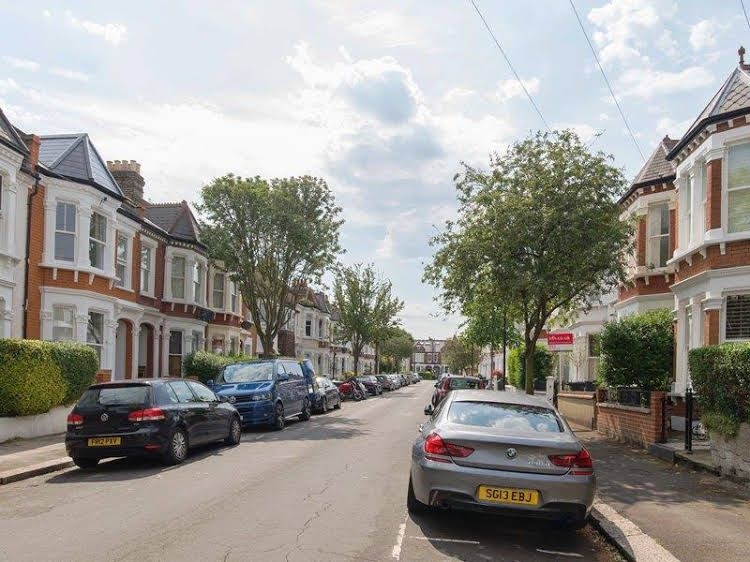 Veeve 2 Bed Maisonette Shandon Road Clapham1